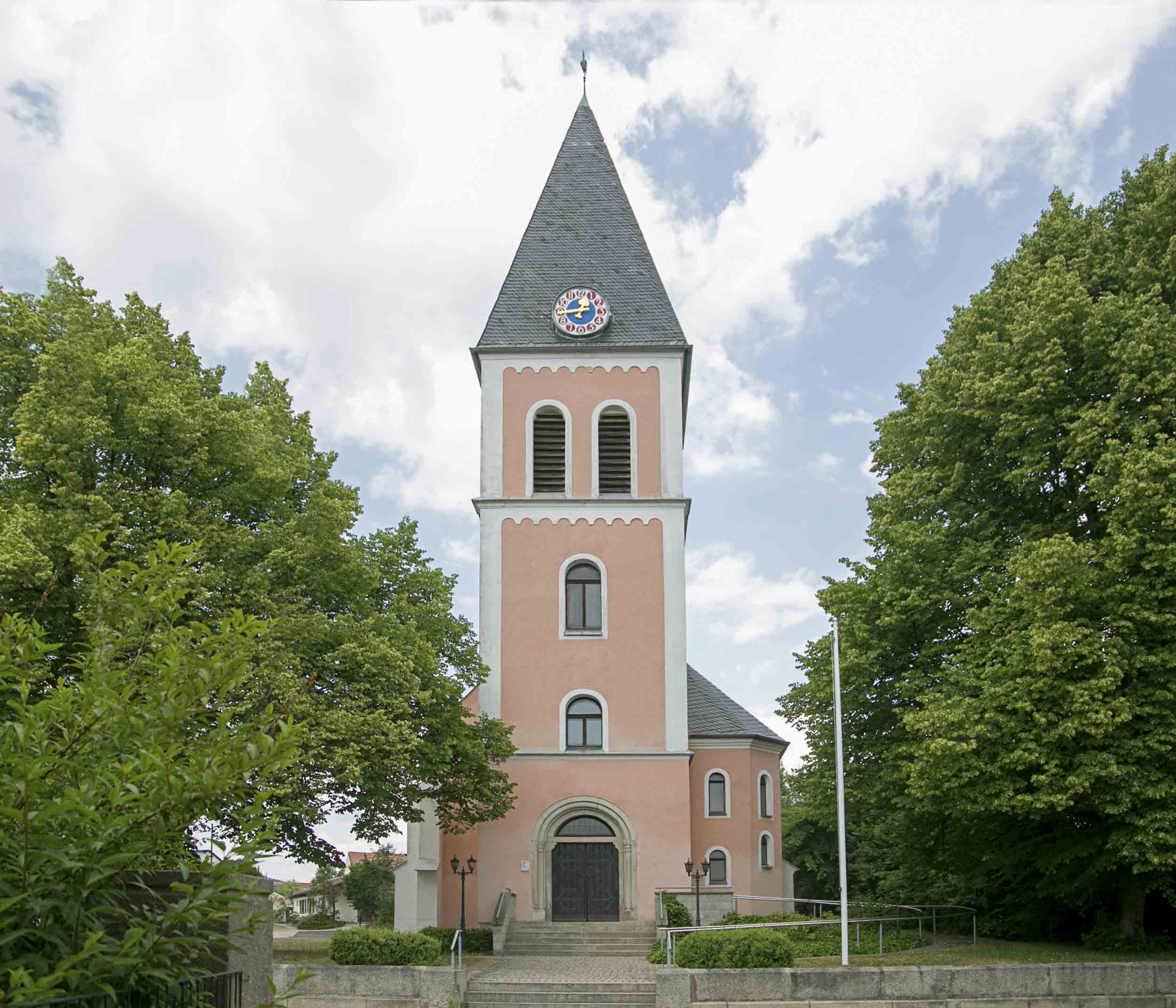 Die Christuskirche in Mitterteich in der Außenansicht 