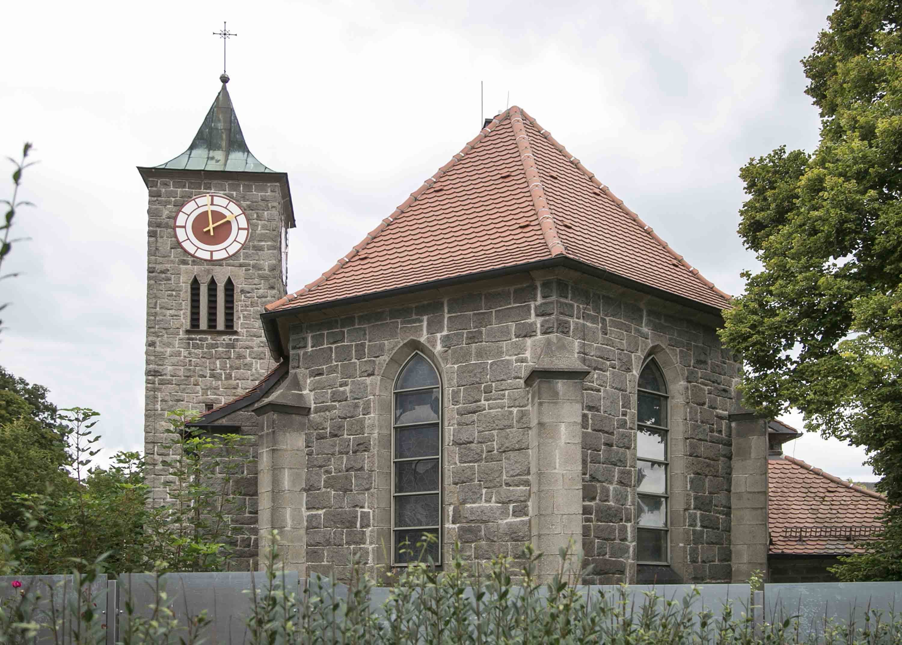 Die ganze Christuskirche in Windischeschenbach von der Außenansicht