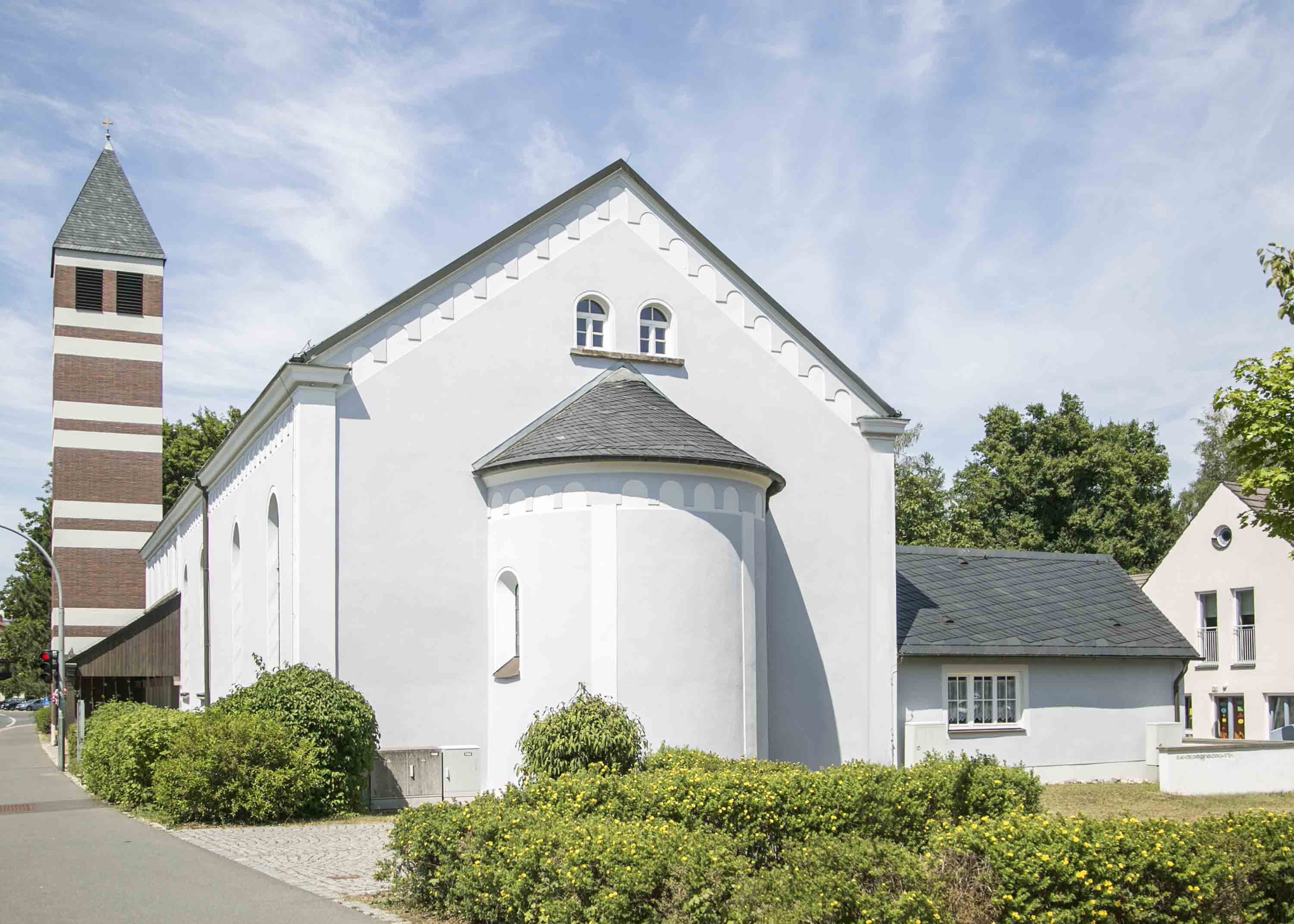 Die Erlöserkirche in Tirschenreuth von außen aus der Sicht von der Seite