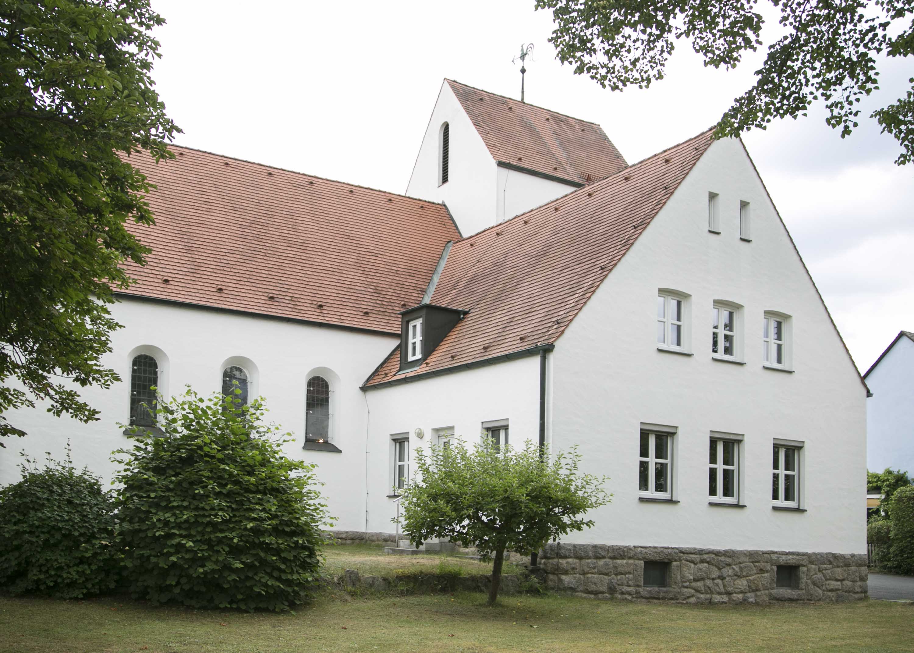 Die Erlöserkirche in Wernberg Köblitz von außen aus der Sicht von hinten.
