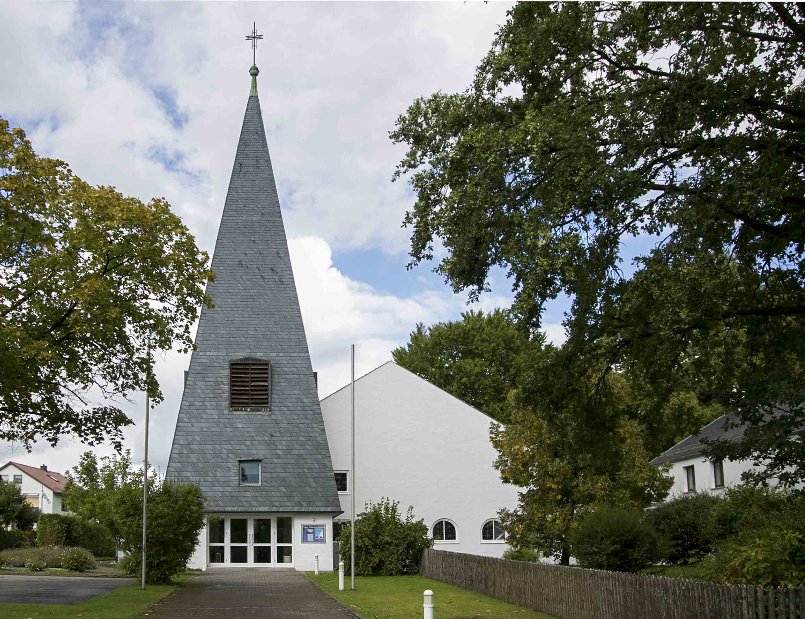 Außenansicht der Kreuzkirche in Eschenbach Die Kreuzkirche in Eschenbach von Außen