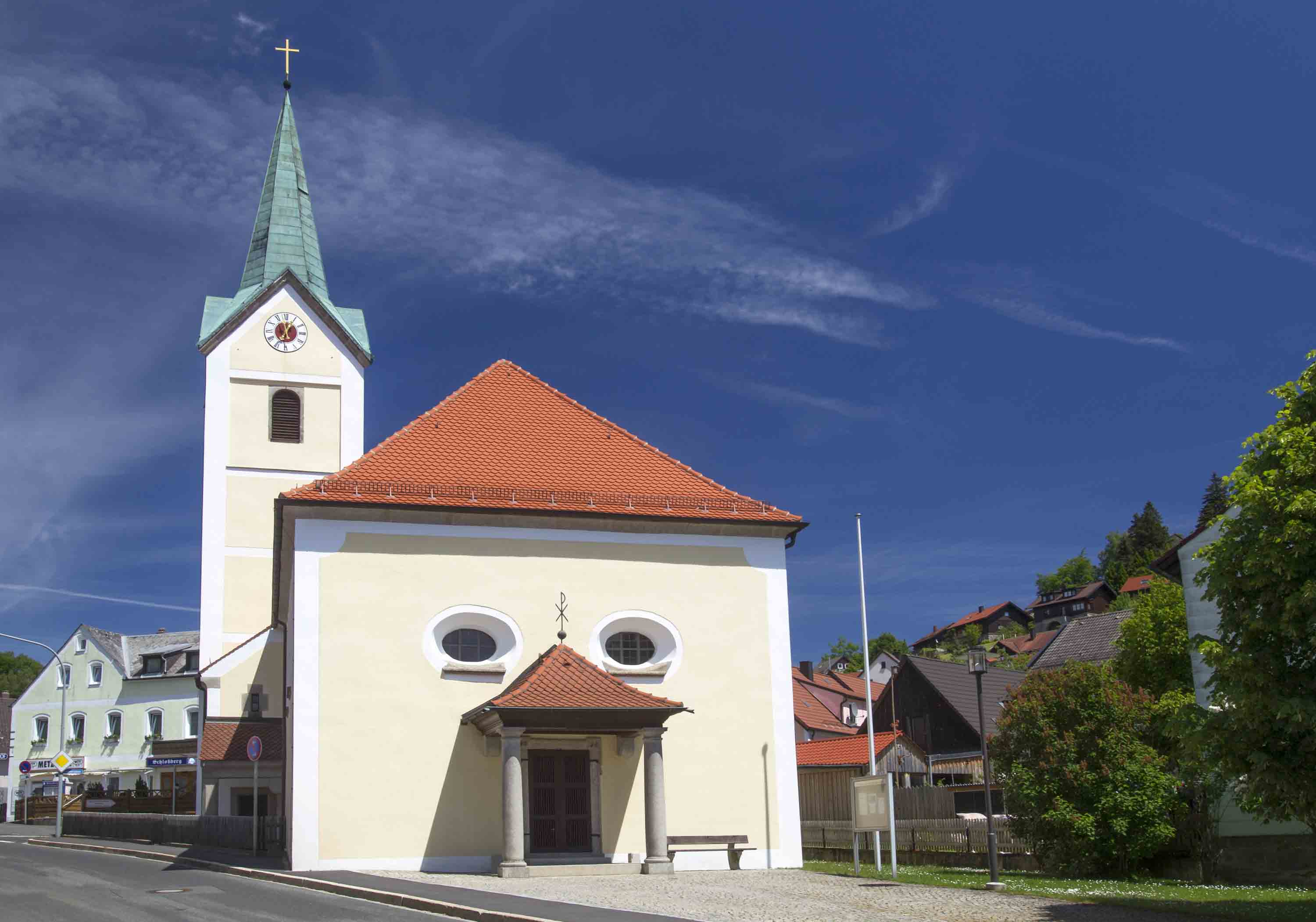 Die St. Pankratius Kirche in Flossenbürg von außen 