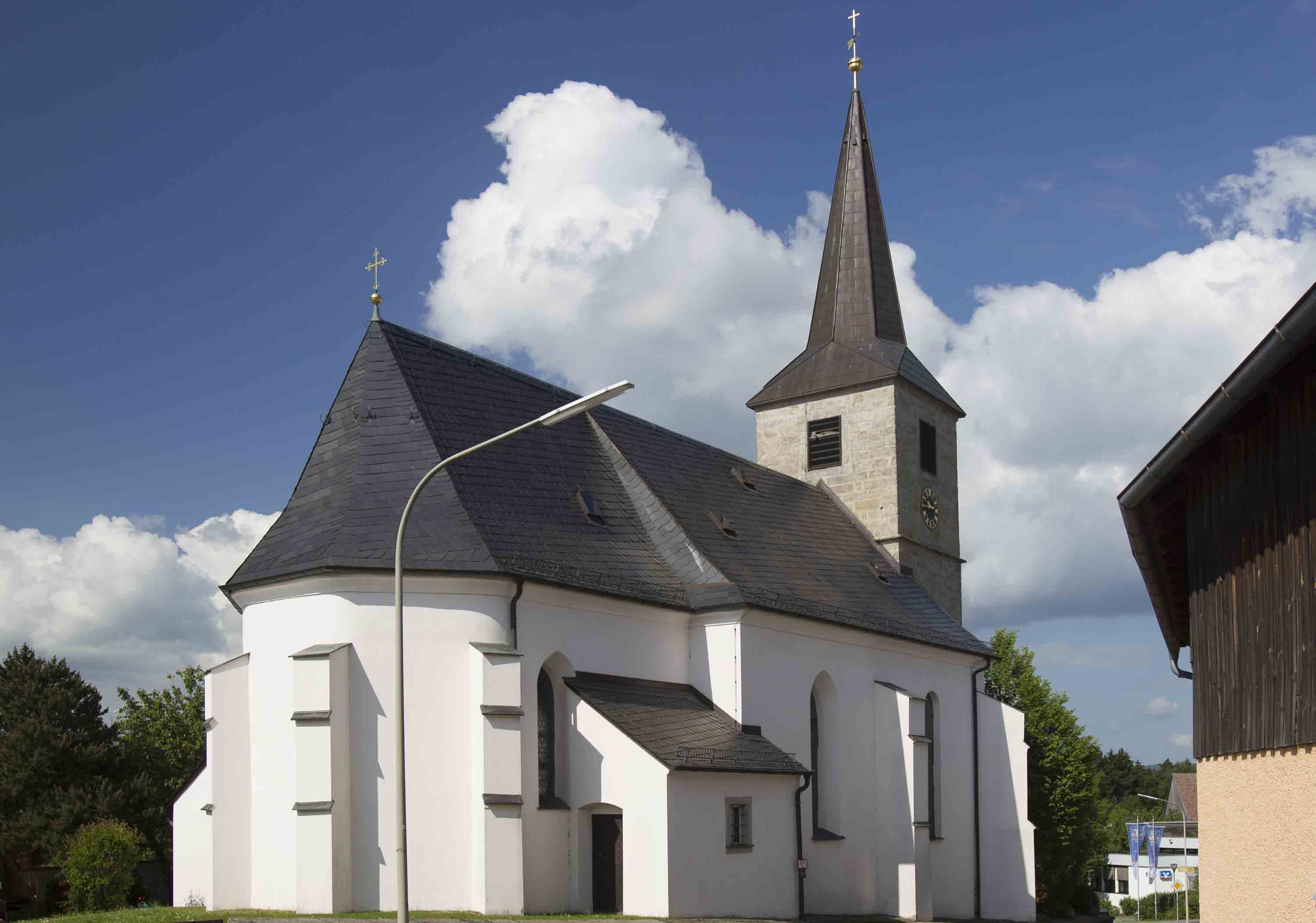 Die St. Leonhard Kirche in Krummennaab von außen