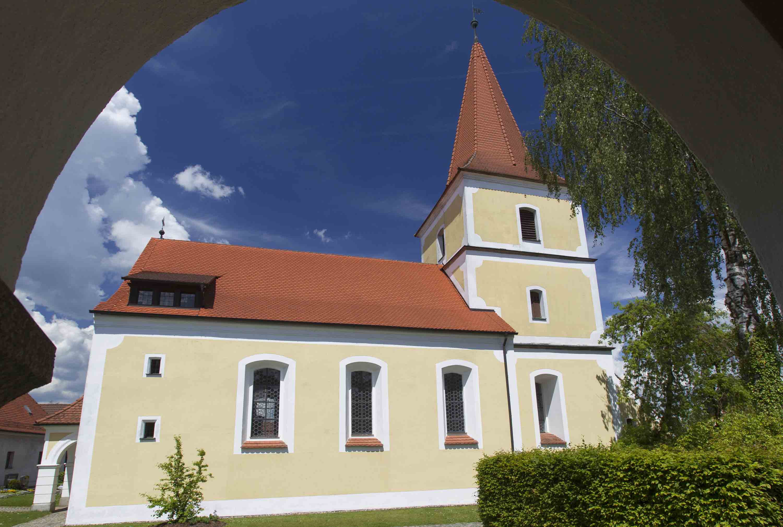 Die St. Dionysiua Kirche in Neunkirchen von außen