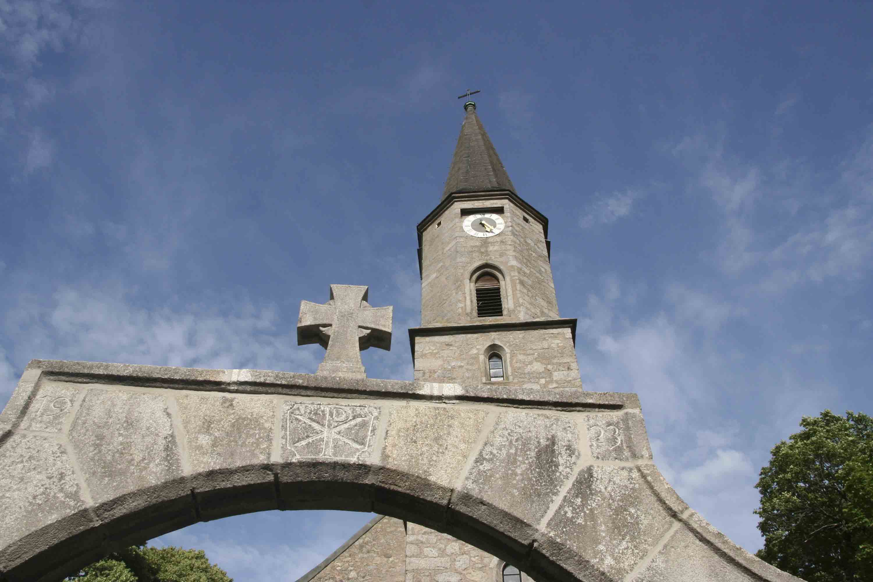 Der Torbogen und der Kirchturm der St. Georg Kirche in Plößberg