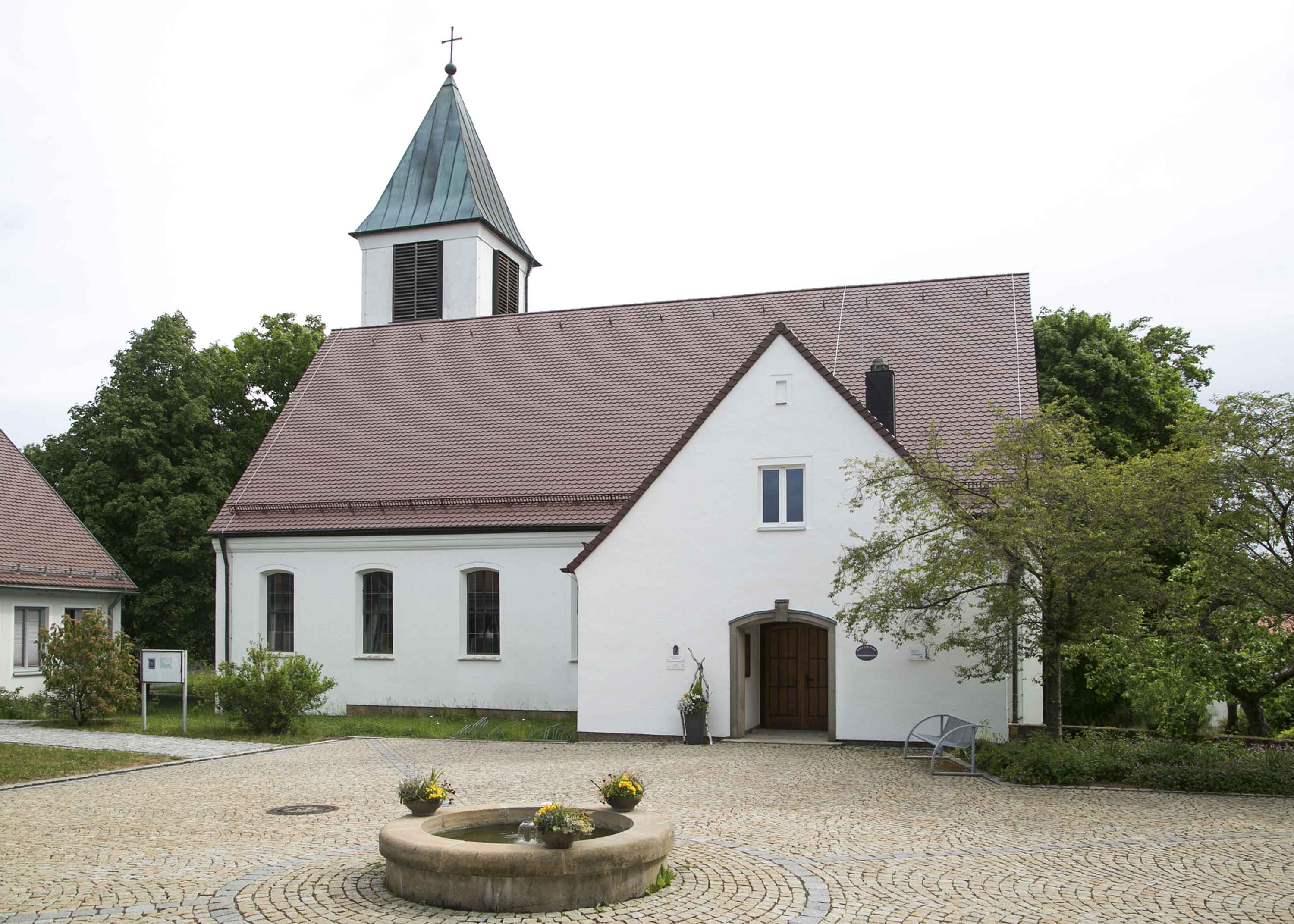 Außenansicht der Christuskirche in Speichersdorf Die Christuskirche in Speichersdorf von außen