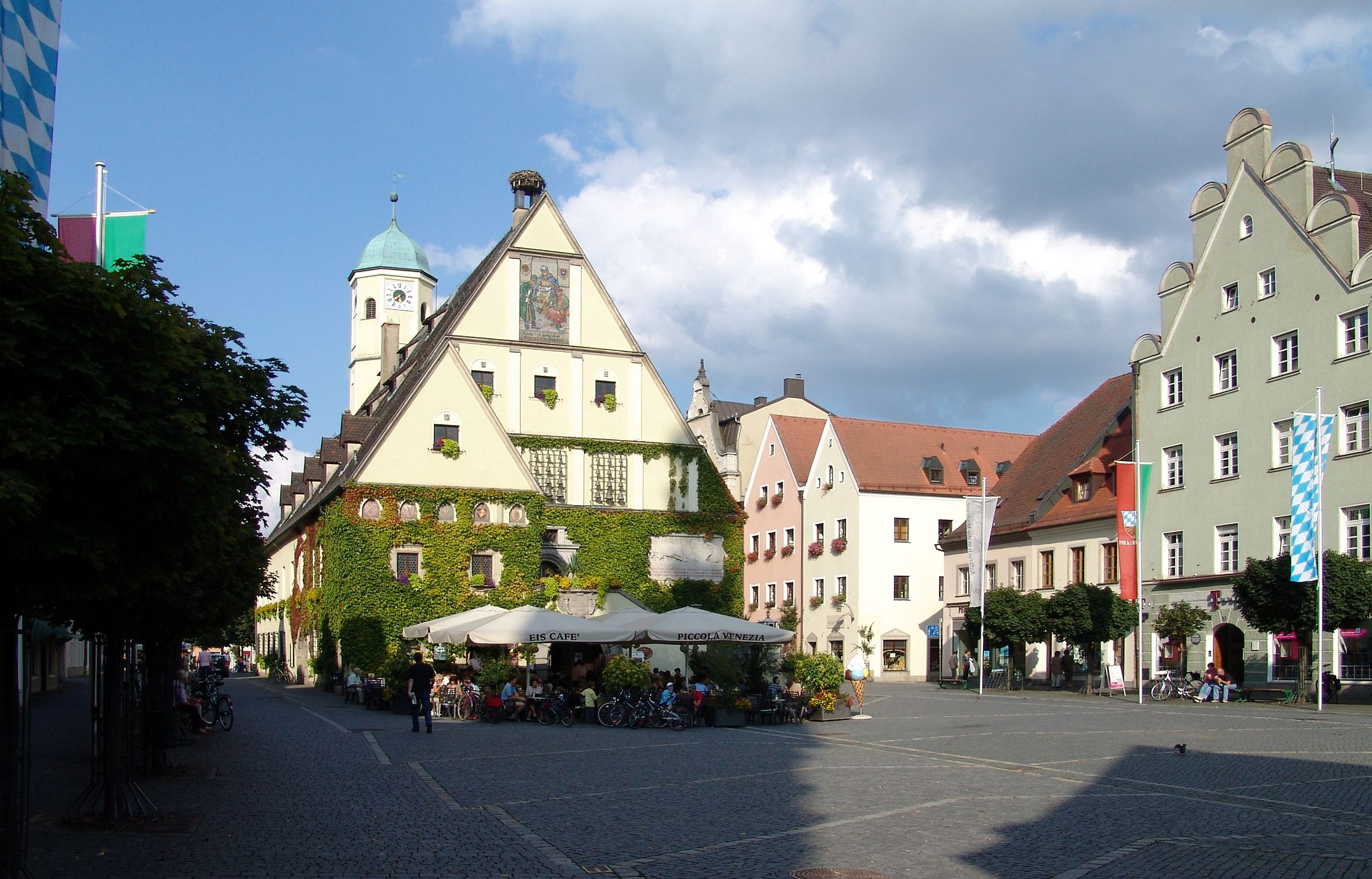 Bild: Der Marktplatz in Weiden. Im Hintergrund ist das alte Rathaus in Weiden zu sehen.
